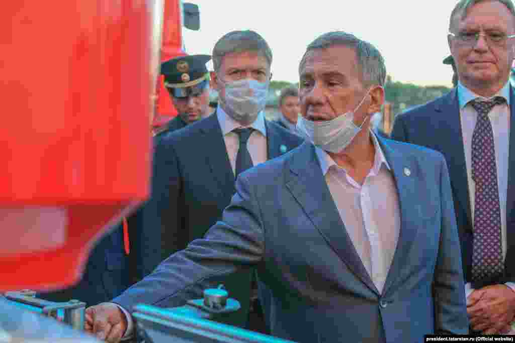 Ещё один любимый вариант ношения маски. Во время посещения ПАО "КАМАЗ".