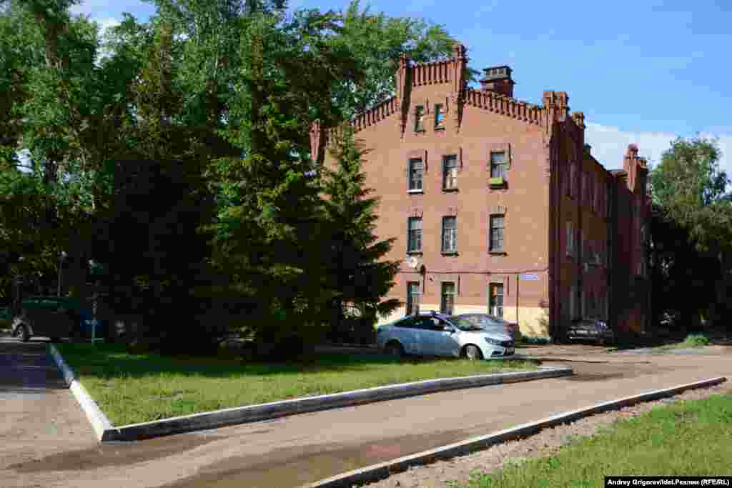 Они буквально утопают в зелени, которой, кстати, тоже значительно поубавится, если здание снесут. 