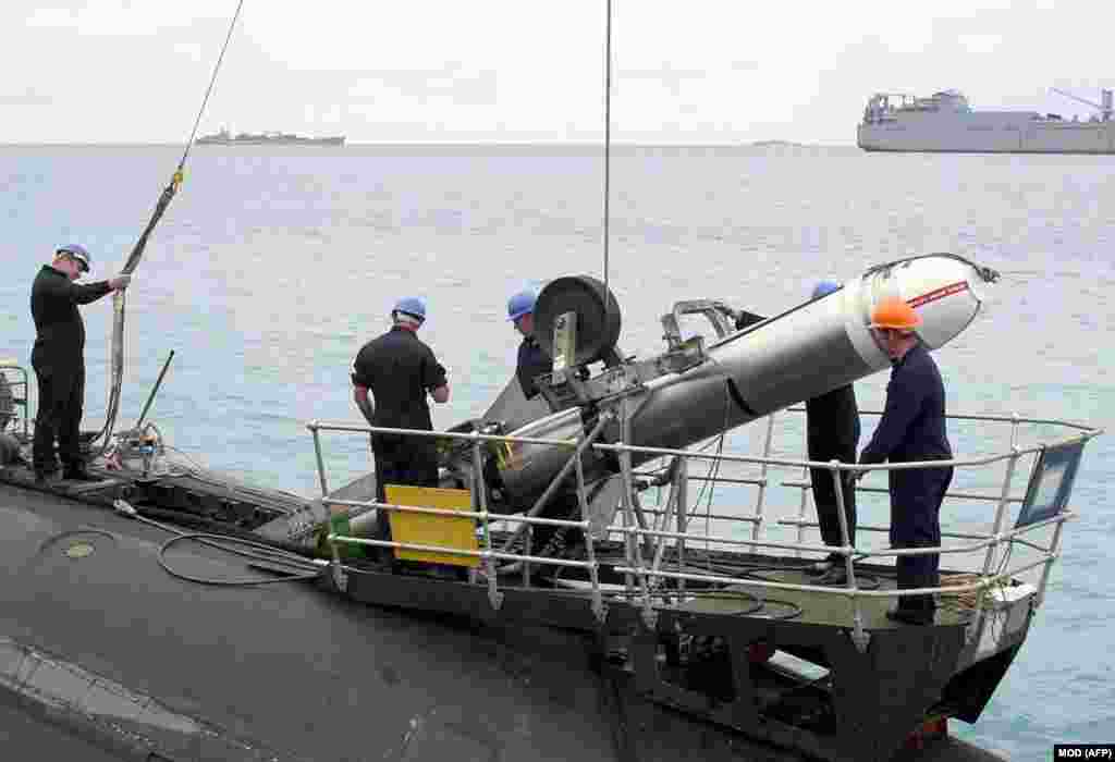 Военнослужащие ВМС Великобритании с ракетой "Томагавк" на военно-морской базе в Индийском океане в ноябре 2001 года. Президент США Дональд Трамп выражает все большее разочарование Москвой из-за пробуксовки мирных переговоров. Как сообщается, разговоры о потенциальных поставках "Томагавков" Киеву были возобновлены недавно на фоне стремления Белого дома заставить Кремль "почувствовать боль" от развязанной им войны против Украины