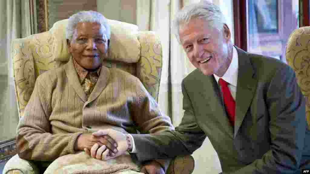 Nelson Mandela i Bill Clinton, Qunu, 17. juli 2012.