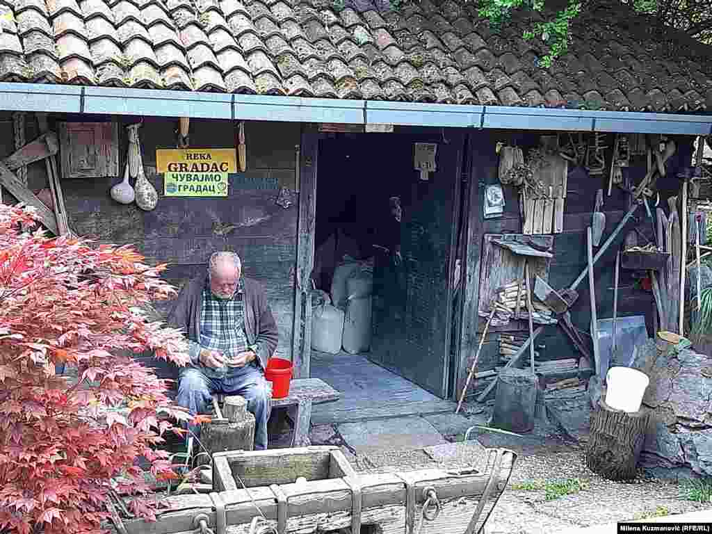 Nekada ih je bilo petnestak, kako pripoveda vodeničar sa ove reke Sreten Milovanović, "sve jedna za drugom".