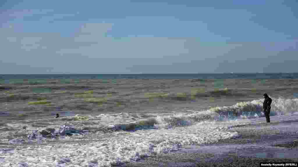 Герман из севастопольского клуба «Морские котики» – единственный из всех участников слета отважился на полноценный заплыв в открытом море