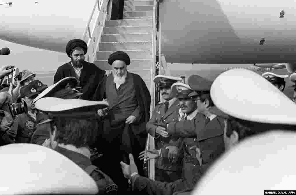 Ajatolah Homeini stiže u Teheran, 1. februara 1979. godine. Približno 120 novinara mu se pridružilo na letu iz Pariza. Iako je šah kojeg su podržavale Sjedinjene Države već napustio zemlju, Homeinijev povratak u zemlju je percipiran kao pravi početak Islamske revolucije.