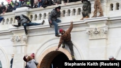 Protestarii pro-Trump escaladează zidul Capitoliului din Washington DC