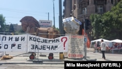 Istaknuti zahtevi "Pobunjenog Univerziteta" ispred zgrade Vlade Srbije u Beogradu, 25. jun 2025.