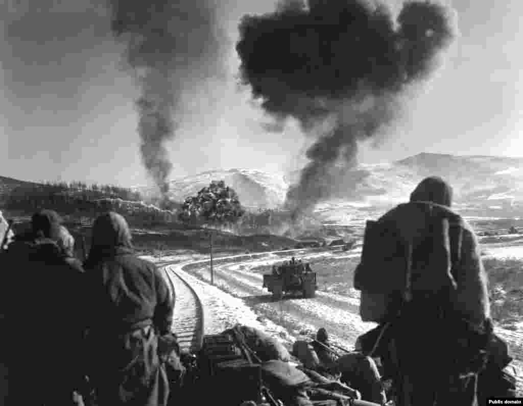 Открытое противостояние США и Северной Кореи началось в 1950-е годы, когда на Корейском полуострове, разделенном на две части по 38-й параллели после Второй мировой войны, вспыхнул вооруженный конфликт. Холодная война между СССР и США усугубила кризис – Советский Союз вместе с Китаем выступили на стороне Севера. 