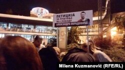 Potpisivanje peticije za puštanje na slobodu Aleksandra Obradovića (Valjevo, 15. novembra)
