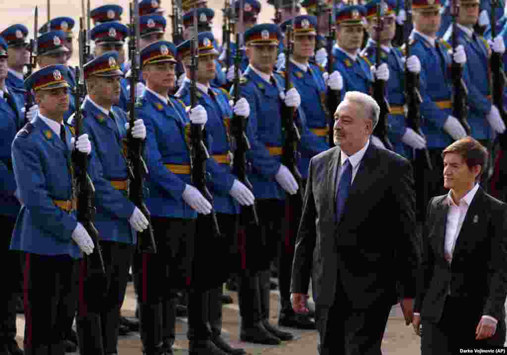 Premijerka Srbije dočekala je 3. novembra premijera Crne Gore ispred Palate Srbija uz smotru garde i intoniranje himni dve države.&nbsp; Ona se također izvinila zbog,&nbsp;kako je navela, greške tokom dočeka Krivokapića na aerodromu &quot;Nikola Tesla&quot;.&nbsp; &quot;Moja je greška zato što je premijera Crne Gore trebalo da dočeka ministar spoljnih poslova Nikola Selaković, ali se on zadržao u Atini i u poslednjem trenutku smo odredili ministra Nedimovića da dočeka premijera. On često prekrši dres kod, to nije nešto čemu pridaje posebno pažnje. Zaista nije bilo zle namere u svemu tome&quot;, rekla je Brnabić. 