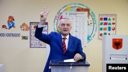 Albanski predsednik Ilir Meta daje svoj glas tokom parlamentarnih izbora u Tirani, Albanija, 25. aprila 2021.