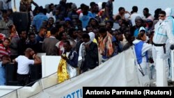 Migranti na italijanskom brodu Dićoti u luci Katanija