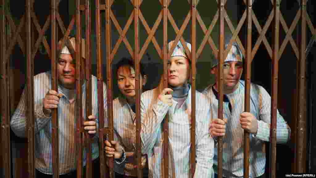 Казанцы, выступающие против использования QR-кодов, в Верховном суде Татарстана после заседания по их иску к правительству республики, декабрь.  Истцы пришли в суд в полосатых робах и шапочках узников концлагеря, однако судья заставил их сменить одежду "на менее карнавальную", когда те входили в зал заседаний. Возможность продемонстрировать робы представилась уже после суда. 