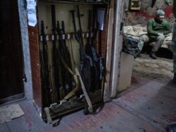 Oružje u operativnoj bazi u blizini linije fronta u regiji Lugansk.