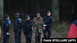 Privođenje jednog od demonstranata u Nemačkoj, Kerpen, septembar 2018. godine