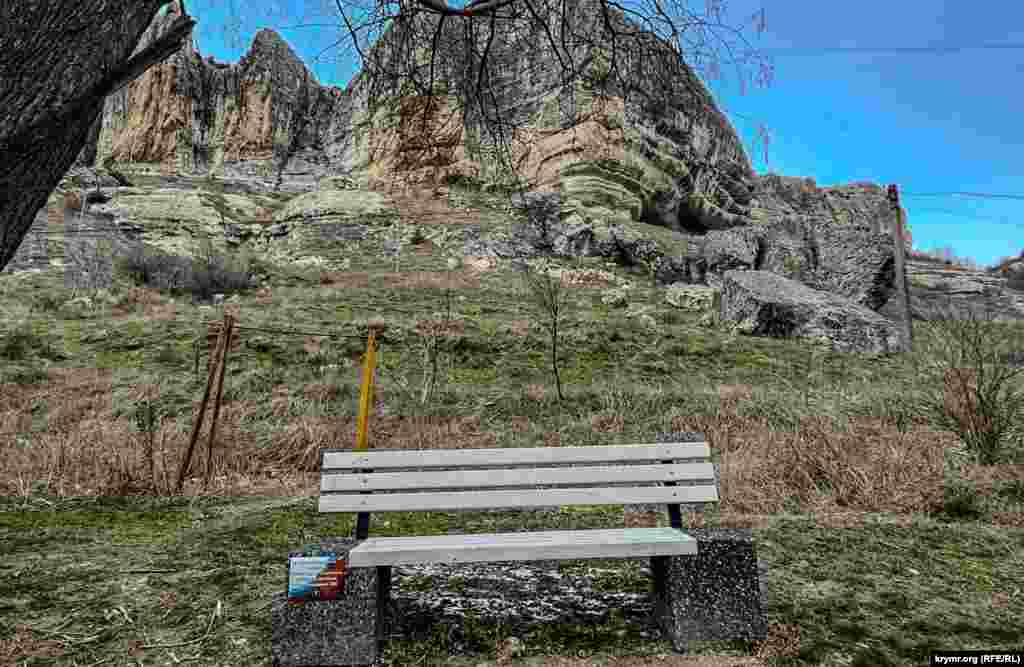 Деревянная скамейка на краю Староселья – в память «героически погибшего в зоне проведения СВО Венжега Сергея Сергеевича» («СВО» или «специальной военной операцией» кремлевская пропаганда называет полномасштабное вторжение России в Украину – КР), как написано на прикрепленной табличке. Журналисты Крым. Реалии установили, что «доброволец» Венжега, 1987 г.р., уроженец села Фурмановка Бахчисарайского района, погиб или скончался в результате полученного ранения 10 декабря 2022 года. Обстоятельства его смерти, принадлежность к подразделению, а также место захоронения неизвестны