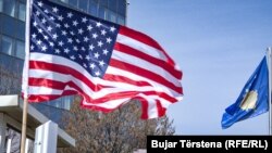 Američka zastava koja se nalazi ispred Vlade Kosova u Prištini