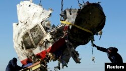 Обломки кабины пилотов "Боинга-777", разбившегося под Донецком