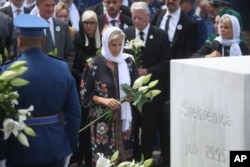 Odavanje počasti žrtvam u blizini spomen-obilježja, Memorijalni centar u Potočarima, 11. juli 2025.