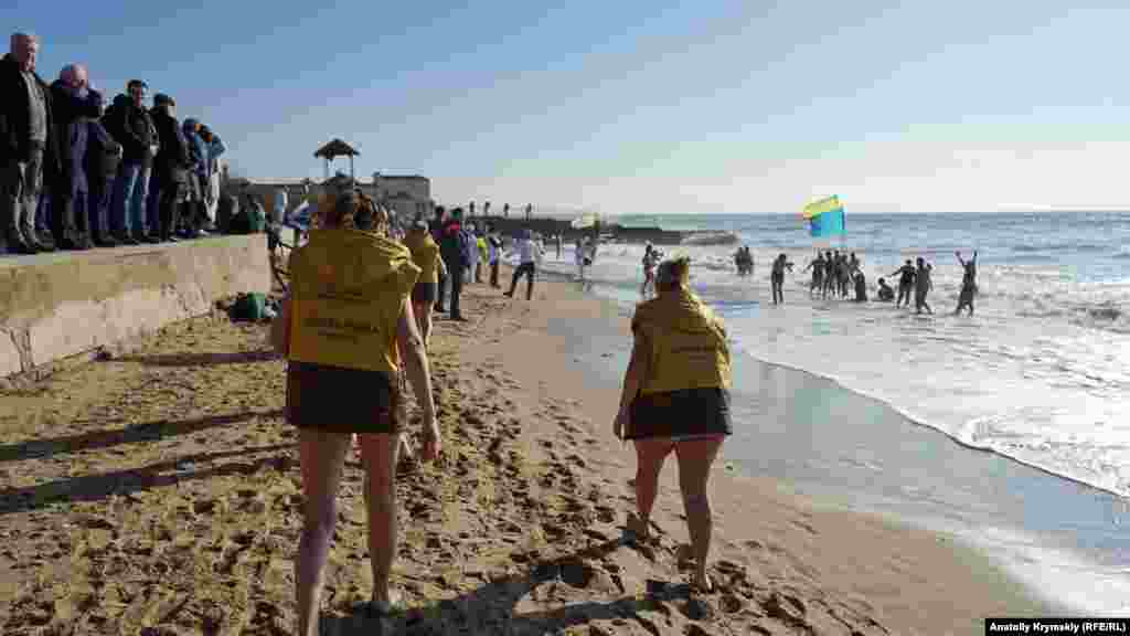 А симферопольские «золотые рыбки» – клубные безрукавки