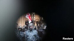 საპოლიციო ძალები პარლამენტთან "უცხოეთის აგენტების" კანონის წინააღმდეგ საპროტესტო აქციაზე