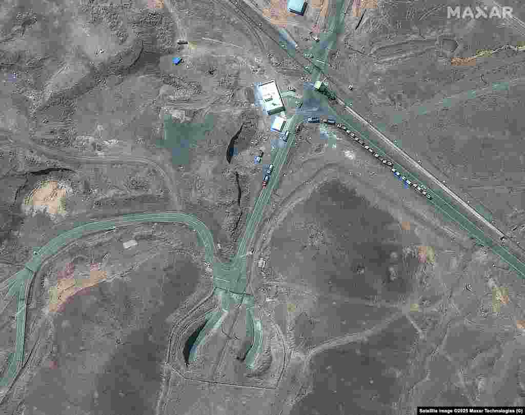 სატვირთო მანქანები ფორდოს ობიექტის შესასვლელთან.