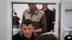 მიგრანტებთან გასაუბრება მოსკოვის მიგრანტთა რეგისტრაციის ცენტრში. 22 აპრილი, 2015.