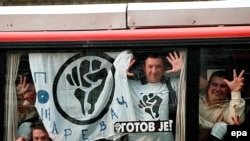 Pripadnici "Otpora" na putu za demonstracije u Beogradu, septembar 2000.