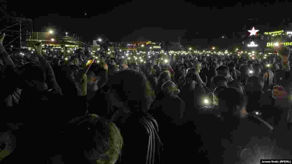 Posetioci su šesnaest minuta stajali u tišini.