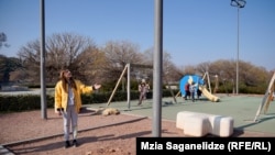 სათამაშო მოედანი, სადაც, მარიამის მტკიცებით, წვიმის შემდეგ იქ მყოფთ დენი არტყამთ