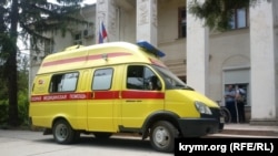 Швидка допомога перед судом у райцентрі Роздольне в окупованому Криму, 15 червня 2018 року