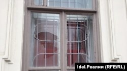 Хулиганы разбили окна и изрисовали стены.