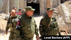 Російські військові оглядають будівлі в Думі, у передмісті Дамаска, Сирія, 16 квітня 2018 року