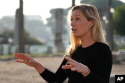 Laura Harth, direktorka kampanje u organizaciji Safeguard Defenders, Rim, 27. oktobar 2022. Kina je uspostavila najmanje 100 "policijskih stanica" u inostranstvu, za koje aktivisti Safeguard Defendersa tvrde da se koriste za praćenje i uznemiravanje neistomišljenika.