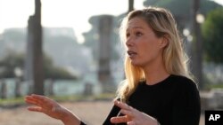 Laura Harth, direktorka kampanje u organizaciji Safeguard Defenders, Rim, 27. oktobar 2022. Kina je uspostavila najmanje 100 "policijskih stanica" u inostranstvu, za koje aktivisti Safeguard Defenders tvrde da se koriste za praćenje i uznemiravanje disidenata.
