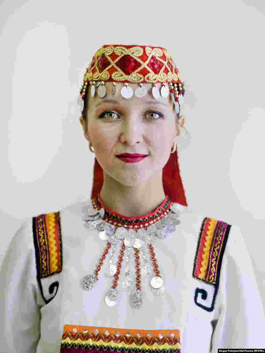 Волкова Ольга, 28 лет, преподаватель хореографии. "Для меня быть мари, значит прежде всего знать свой язык, кухню. Семья - одно из важнейших понятий в моей жизни. С природой у меня особые отношения, например в детстве, когда плохо себя чувствовала приходила к березе и засыпала. Настолько мне было спокойно" 