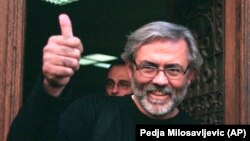 Slavko Ćuruvija, vlasnik "Dnevnog telegrafa" i nedeljnika "Evropljanin" u vreme režima Slobodana Miloševića, tada predsednika nekadašnje Savezne Republike Jugoslavije (SRJ).