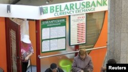 Щоб купити в Білорусі валюту, її тепер іще треба дочекатися