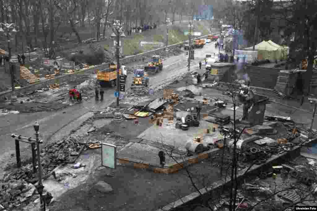 Внутрішні війська відійшли на вулиці Грушевського до приміщення Кабінету Міністрів. Проїзд для машин звільнено з боку Європейської площі. Київ, 16 лютого 2014 року. Дивіться ВІДЕО про це