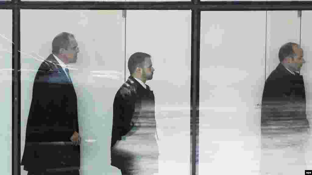 20 января в Швейцарию приехал глава российского МИДа Сергей Лавров. Цель его поездки - встреча в Цюрихе, первая в этом году, с госсекретарем США Джоном Керри. Глава американской дипломатии позднее планировал отправиться в Давос, где российскую делегацию на экономическом форуме в этом году возглавляет вице-премьер, полномочный представитель президента в Дальневосточном федеральном округе Юрий Трутнев. 