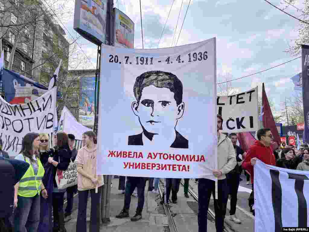 Na početku kolone studenti su nosili transparent sa likom Žarka Marinovića, na kom piše "Živela autonomija univerziteta". U Marinovićevu čast je ispred Instituta za patologiju Medicinskog fakulteta održan minut ćutanja.