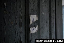 Ostatak oznake s brojem 1 na vratima jedne prostorije u Crnoj kući.