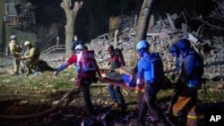 მაშველებს დაჭრილი გამოჰყავთ კიევში, სარაკეტო დარტყმის ადგილიდან. 2025 წლის 24 აპრილი 