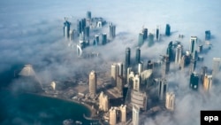 Центр столиці Катару Дохи в тумані