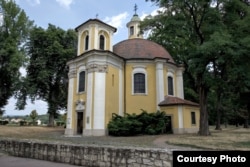 Часовная Святой Барбары, рядом с которой Казанова, как считается, был похоронен. Приходское кладбище затопил вышедший из берегов пруд. Духцов