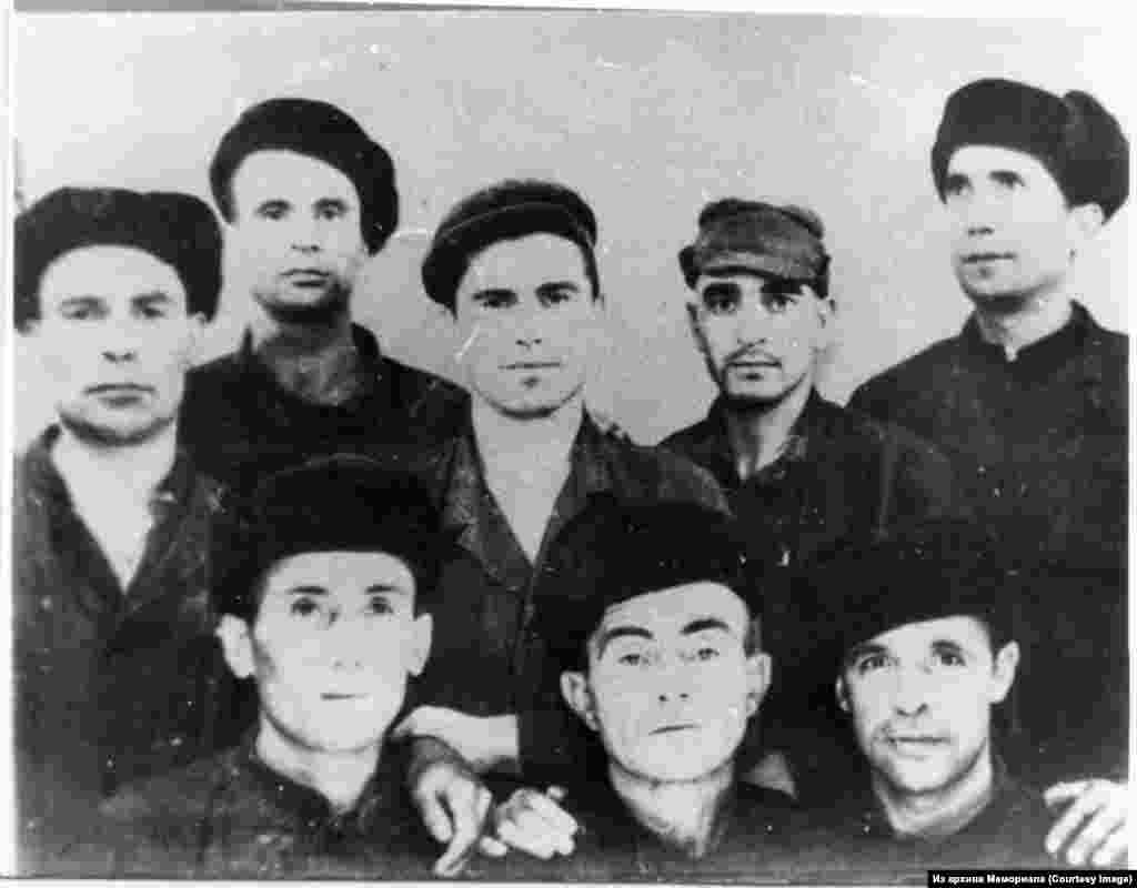 Крымские татары в лагере — участники крымскотатарского национального движения в лагере в городе Навои Узбекской ССР. Слева направо сидят: Айдер Бариев (1938-2010), Исмаил Языджиев (1918/1920-1987), Иззет Хаиров (р.1938). Слева направо стоят: Актем Асанов, Нариман Кадыров, Зейтулла Ибраимов, Решат Байрамов (р.1943), Роллан Кадыев (1937-1990). Фото 1968 года. 