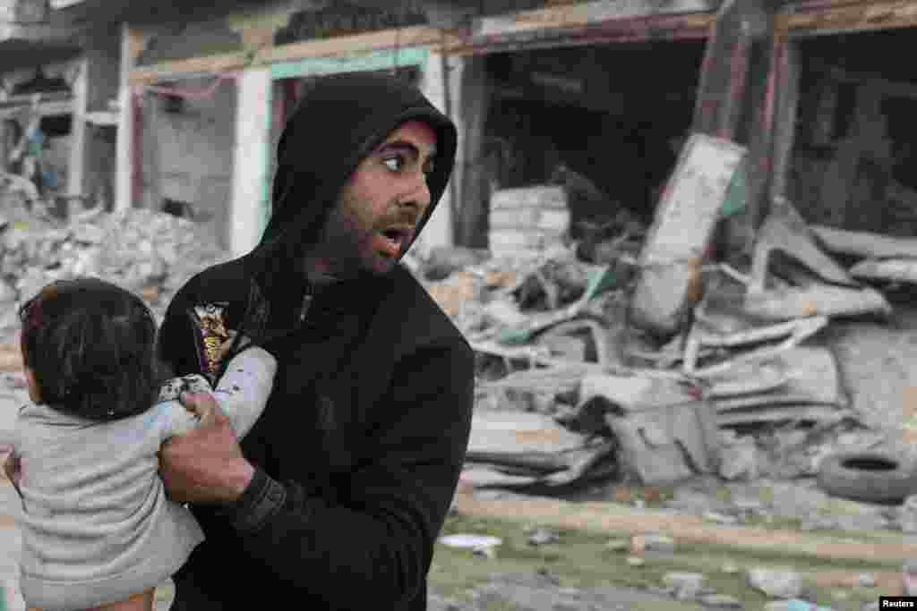 Palestinac nosi povrijeđeno dijete nakon izraelskog napada u Beit Lahiji na sjeveru Pojasa Gaze 19. marta 2025.