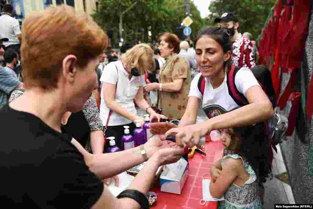 აქციის ორგანიზატორები და მონაწილეები უსაფრთხოების ზომებს იცავენ და ხელებს სადეზინფექციო ხსნარით იმუშავებენ.