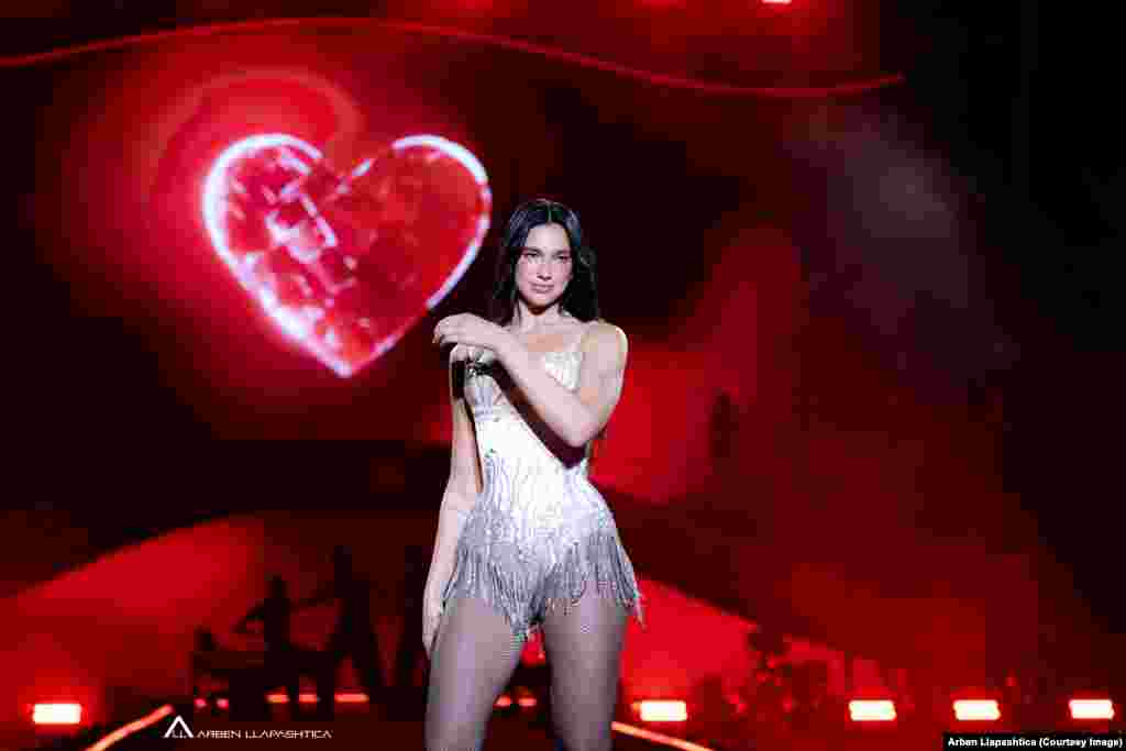 U objavi na Instagramu 2. avgusta, rekla je da je veoma zahvalna i sretna što je u Prištini. "VOLIM TE svim srcem", poručila je svojoj publici.