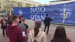 Milačić spalio zastavu NATO-a Milačić spalio zastavu NATO-a