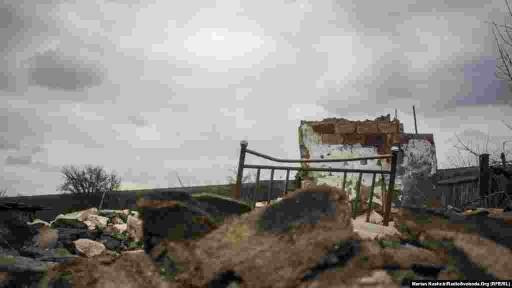 Станица Луганская, Луганская область. Это город, где расположены крайние опорные пункты ВСУ, единственный контрольно-пропускной пункт въезда-выезда на Луганском направлении. И уже через полтора километра – позиции поддерживаемых Россией сепаратистов. Линия разграничения проходит через реку Северский Донец. В прошлом году Станица Луганская ежедневно обстреливалась пророссийскими военными. Сегодня некоторые кварталы этого города похожи на пожарище