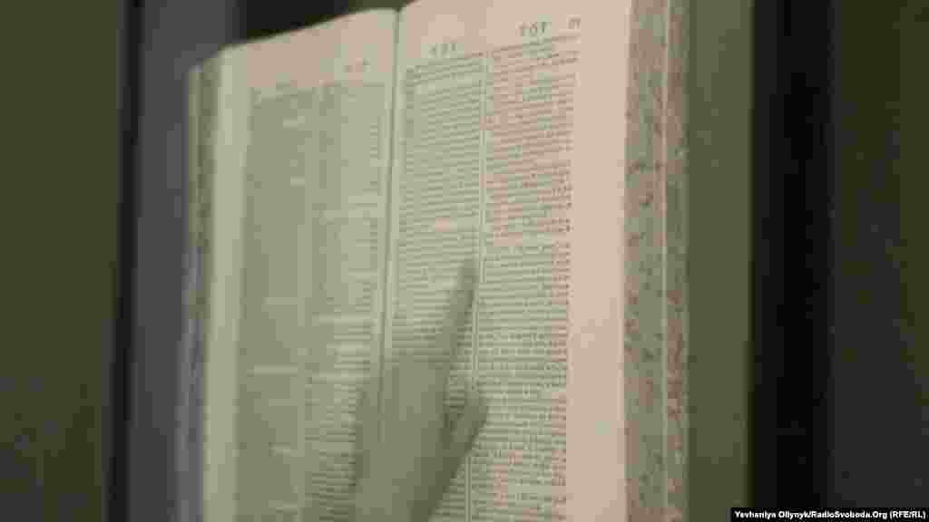 Арнас Анскайтіс, «Мандрівник». Розворот «Енциклопедії, або Систематичного словника наук, мистецтв та ремесел». У цьому розділі зазначається, що «мандрівником є той, хто мандрує з різних причин та інколи пише про свої мандри, але саме тому оповіді мандрівників не є вірогідними».